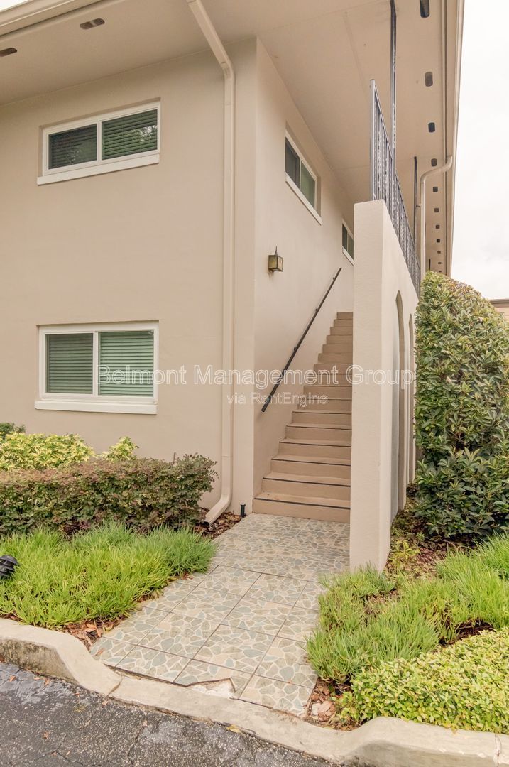 Updated 3/2 Condo for Rent in PRIME Downtown Winter Park Location! Rollins Students Welcomed! property image