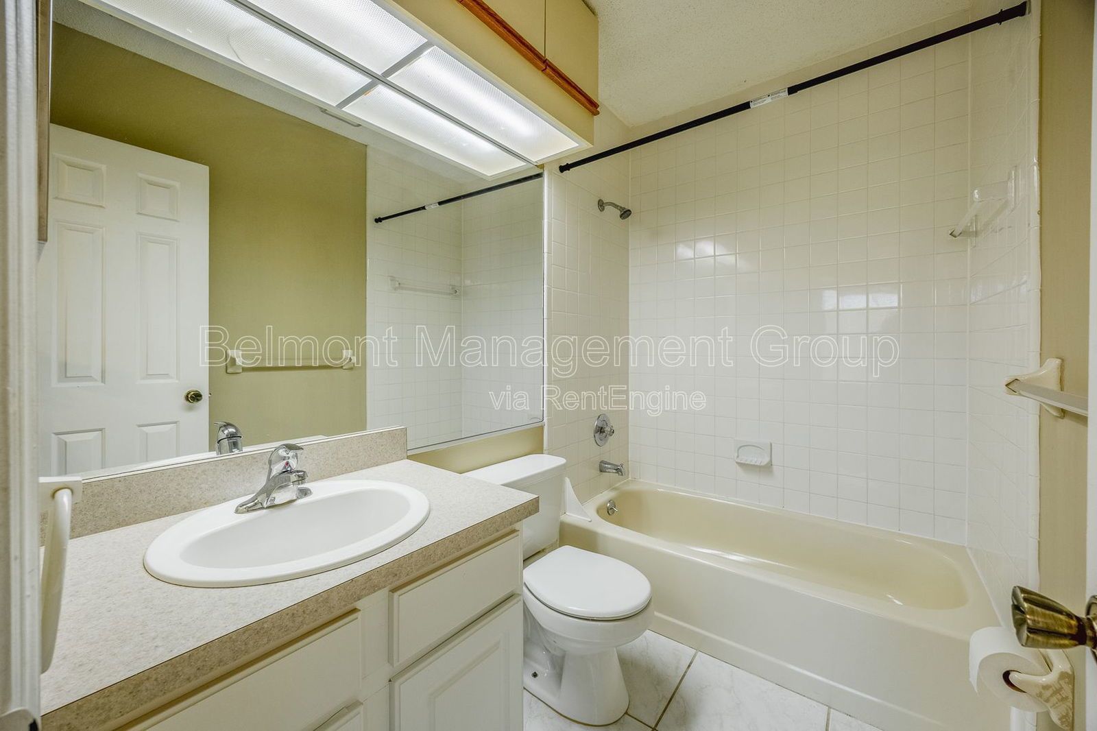 Beautiful 2bed/2bath Condo For Rent in Hidden Oaks Condominiums at Winter Park! RENT BY JANUARY 15th AND RECEIVE 2-WEEKS FREE!!! property image