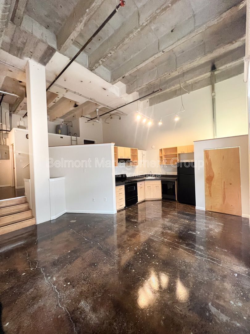 Rent Now and Get $1000 Off Your First Month's Rent + a Super Low $350 Security Deposit!!! For Rent: Stylish Industrial 1 Bed/1 Bath Loft at The Lofts in Winter Park Village! property image