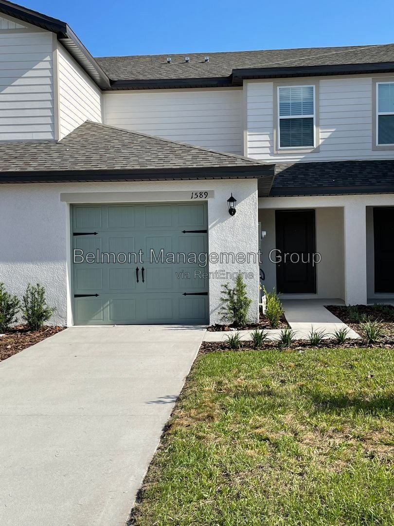 Lovely 2 Bed/2.5 Bath Townhome FOR RENT in the Hamlets of Tavares Community! property image