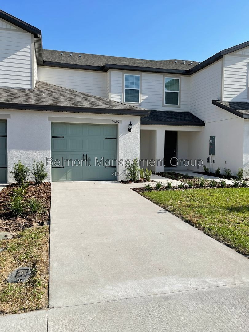 Lovely 2 Bed/2.5 Bath Townhome FOR RENT in the Hamlets of Tavares Community! property image