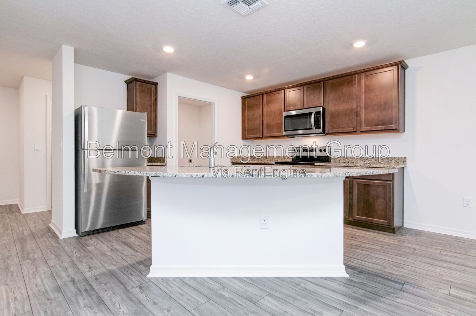 Lovely 2 Bed/2.5 Bath Townhome FOR RENT in the Hamlets of Tavares Community! property image