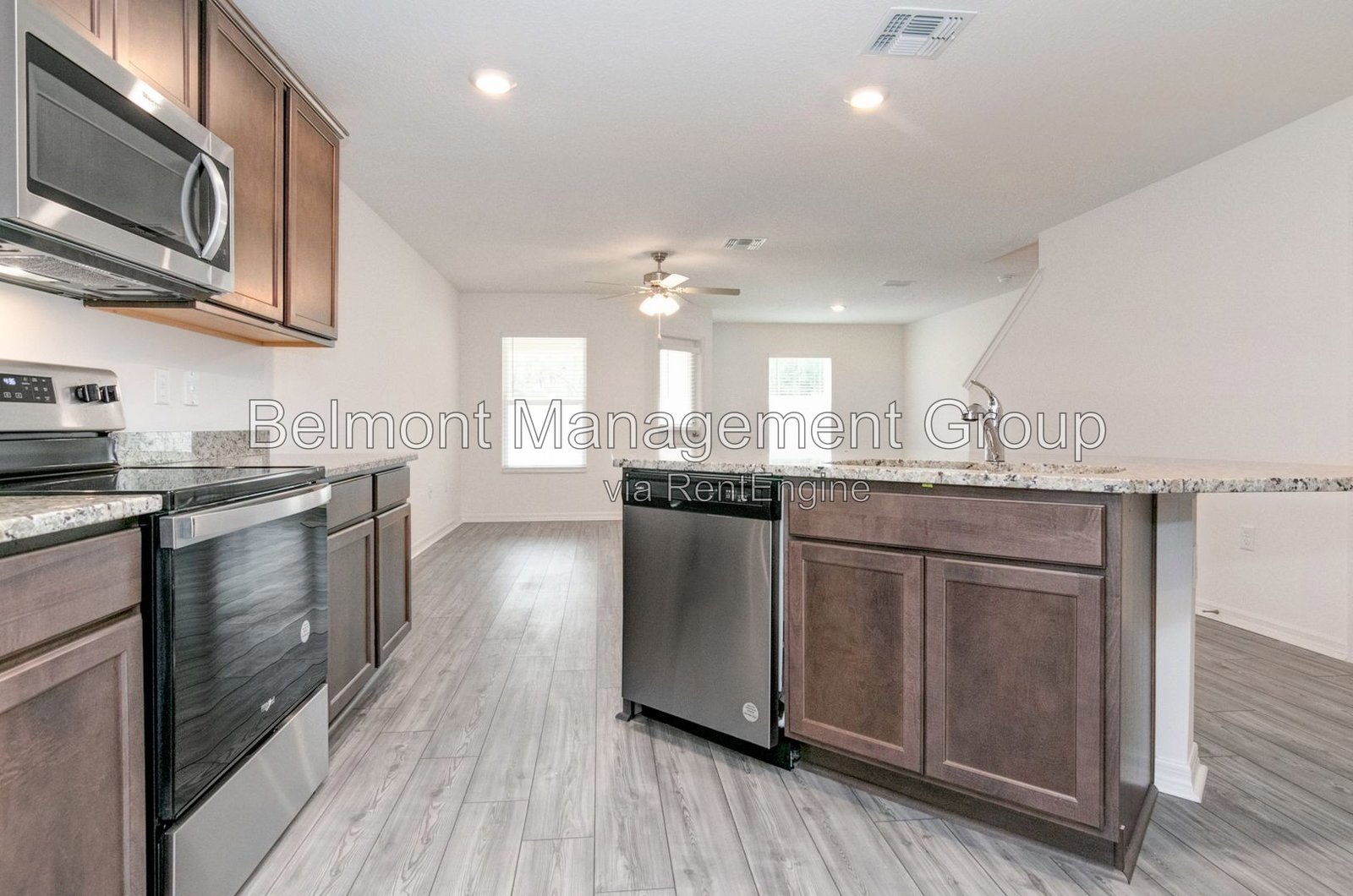 Lovely 2 Bed/2.5 Bath Townhome FOR RENT in the Hamlets of Tavares Community! property image