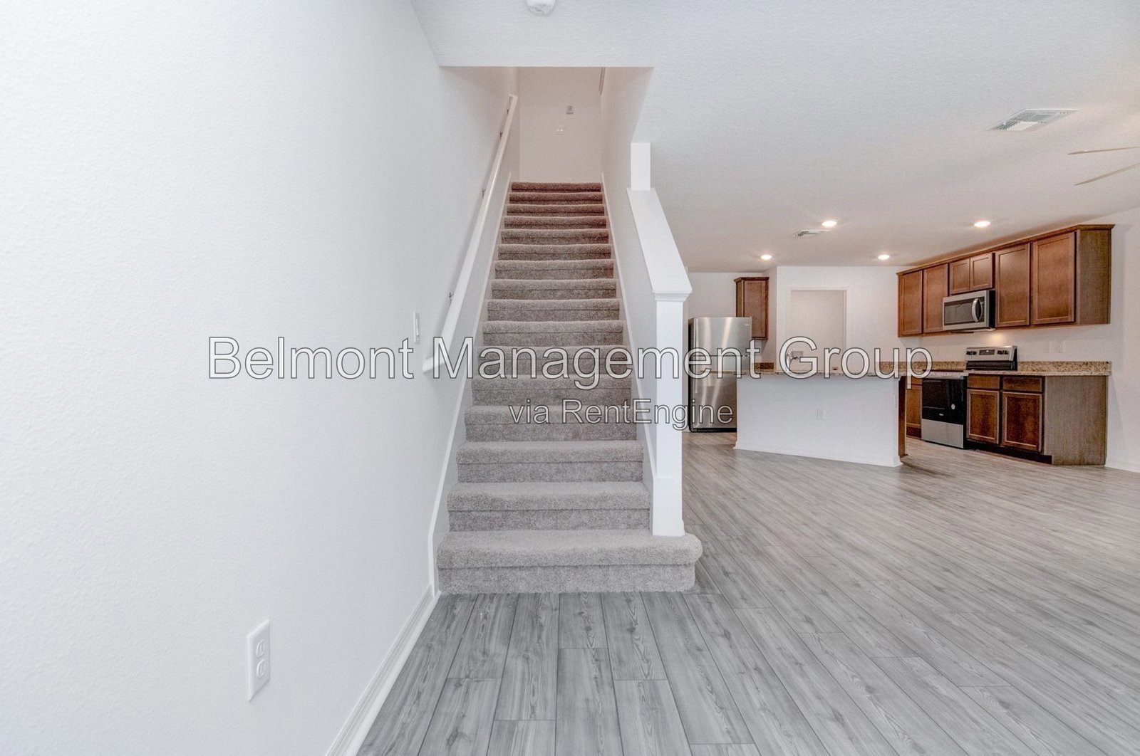 Lovely 2 Bed/2.5 Bath Townhome FOR RENT in the Hamlets of Tavares Community! property image